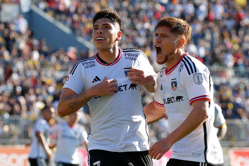 Carlos Palacios celebrando un gol por Colo Colo.