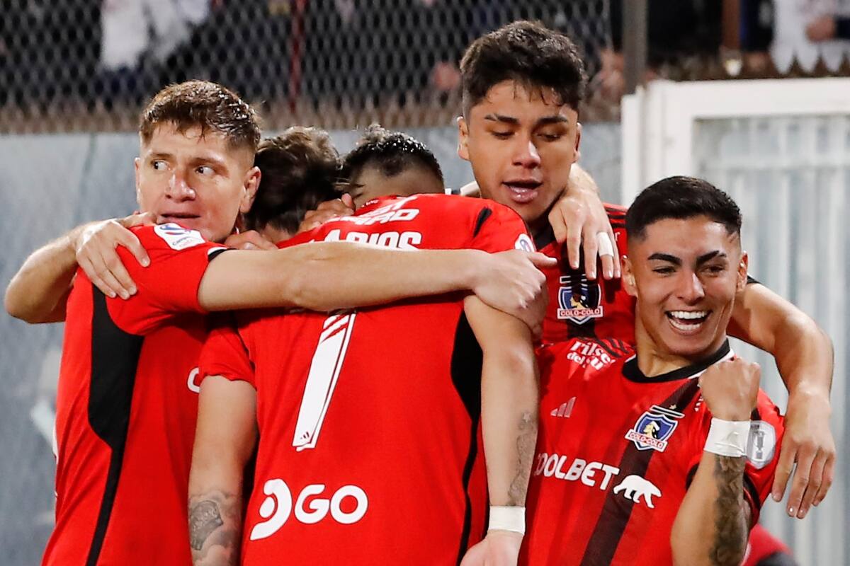 Damián Pizarro y Jordhy Thompson celebran un gol en el Estadio Monumental contra Unión la Calera. Foto: Agencia ATON.