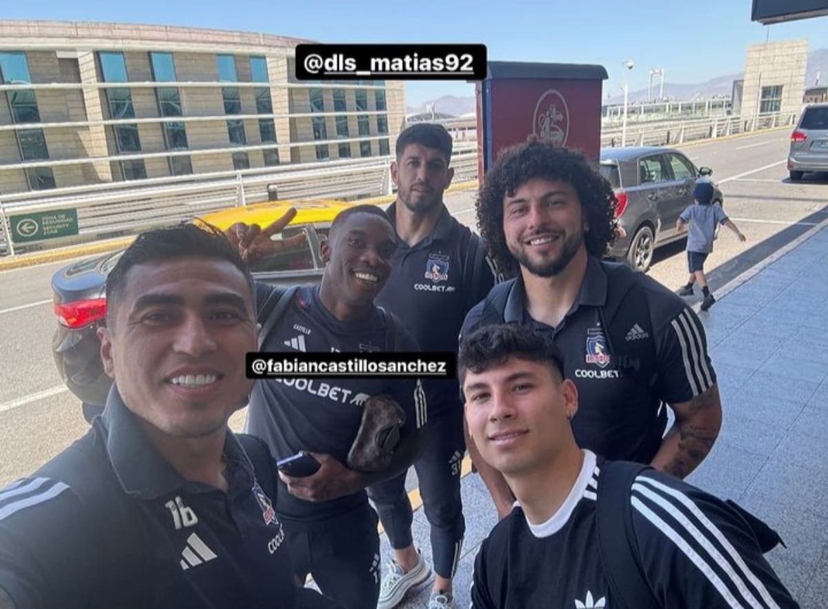 Los cinco jugadores que se quedaron abajo del avión.