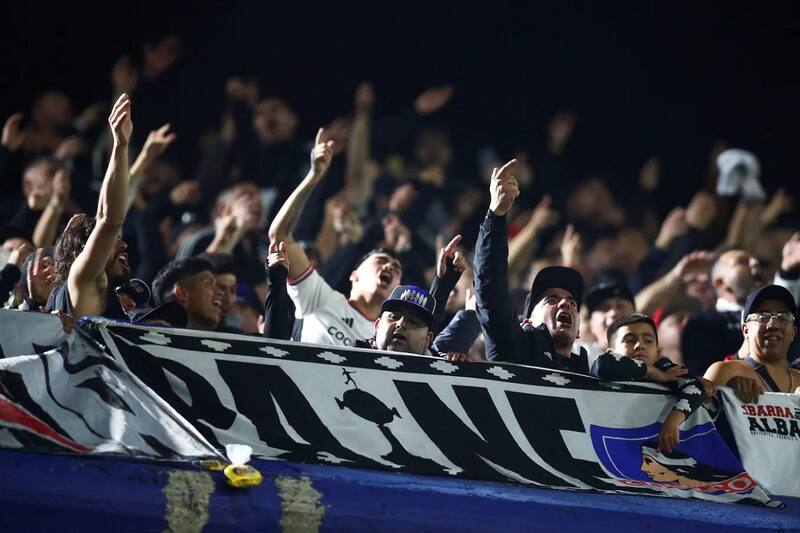 Hinchas albos se burlaron de sus pares de Boca Juniors mostrando y quebrando billetes.