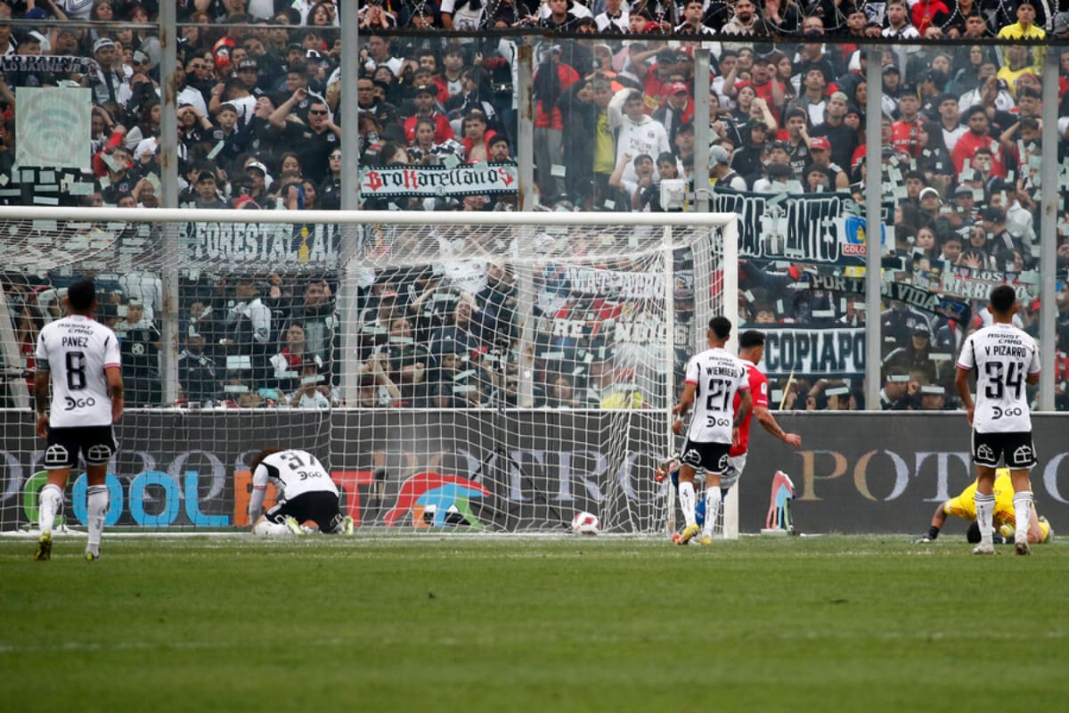 busca soluciones para arreglar la cancha del estadio Monumental (Foto: Photosport)