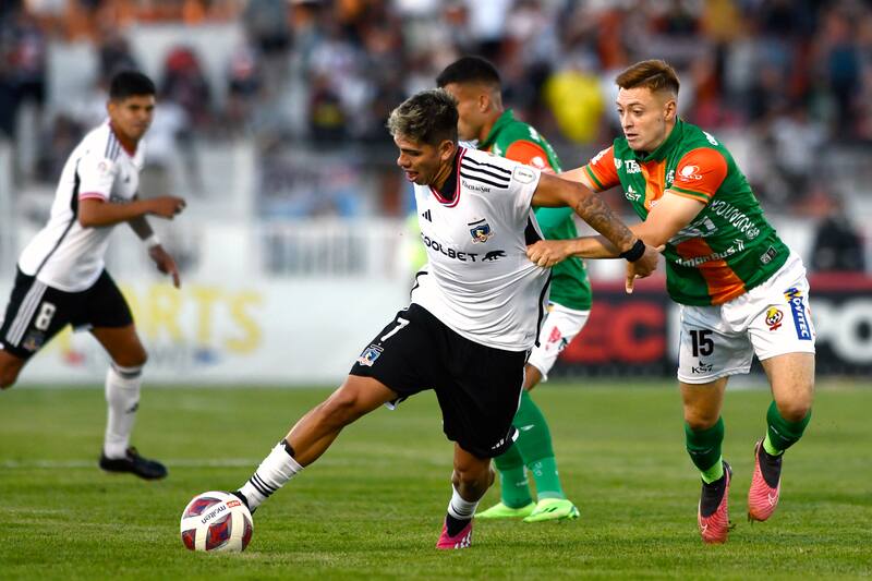 Carlos Palacios disputando un balón.