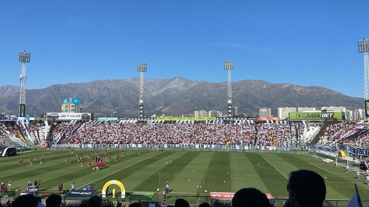 El lienzo en el sector Cordillera que preparó la Garra Blanca para esperar a sus jugadores. “El fenómeno social y deportivo más grande en la historia de Chile”, versa...