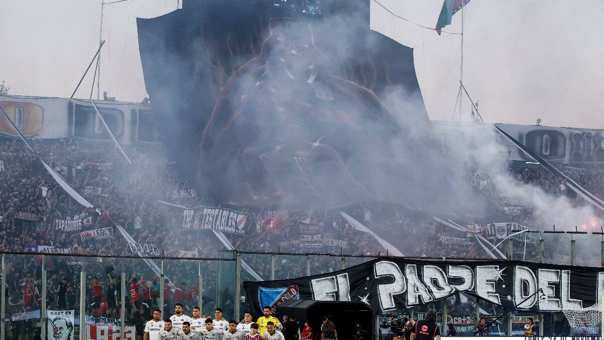 “El padre del fútbol chileno”: El lienzo de los hinchas de Colo Colo que se robó las miradas