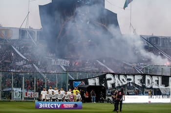 “El padre del fútbol chileno”: El lienzo de los hinchas de Colo Colo que se robó las miradas