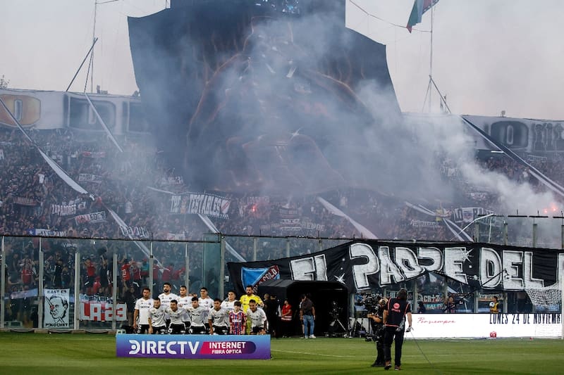 Los hinchas albos sorprendieron con un tremendo lienzo. Foto: Aton.