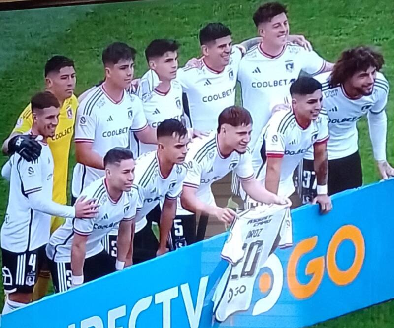 El plantel de Colo Colo con la camiseta de Alexander Oroz en el Clásico contra la UC.