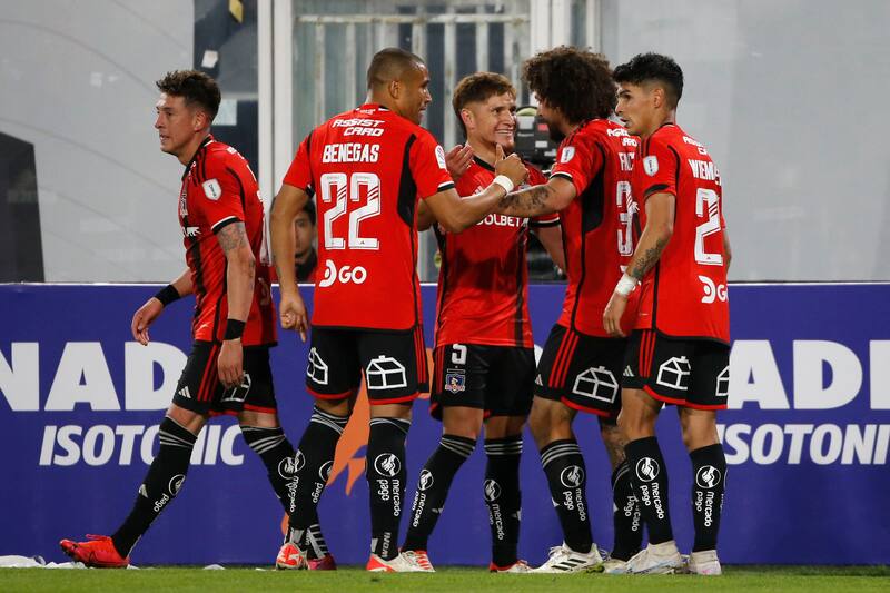 Los jugadores de Colo Colo celebrando un gol.