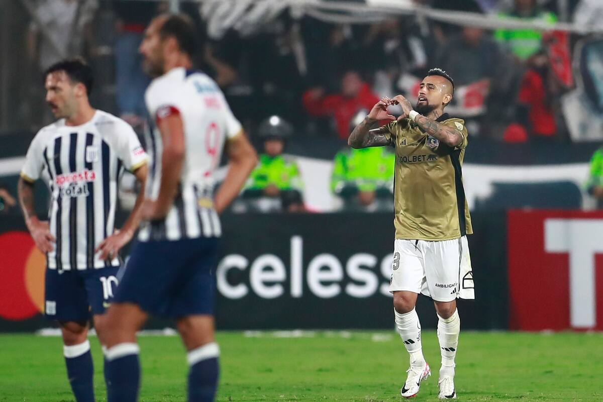 Arturo Vidal le dio el empate a los albos en Lima.