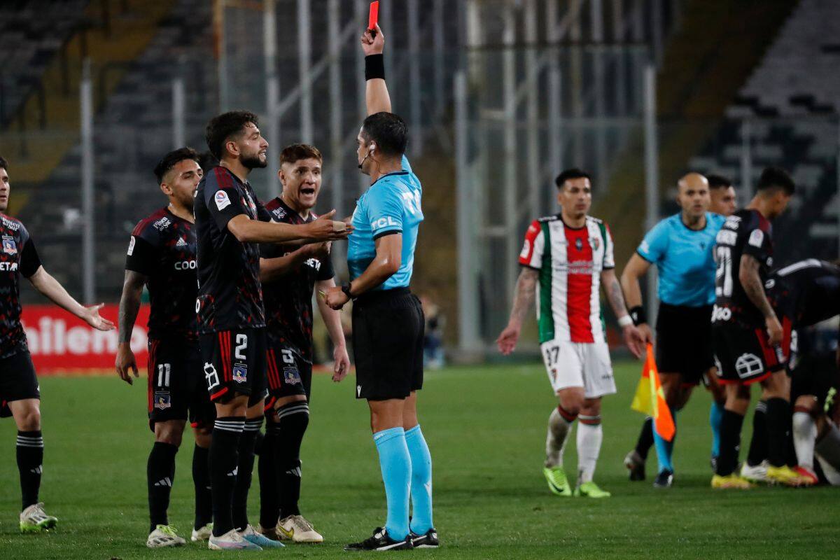 El defensor Jeyson Rojas es expulsado en el partido ante Palestino, por las semifinales regionales de Copa Chile. Foto: Agencia Aton.