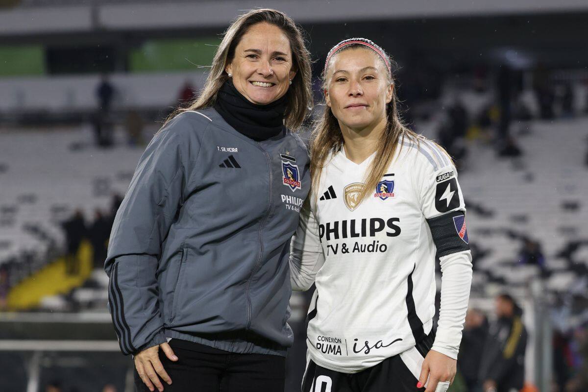 Tatiele Silveira junto a la capitana de las Albas, Yanara Aedo. Foto: @colocolofemenino