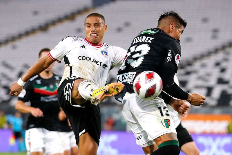 Leandro Benegas disputando un balón frente a Palestino.