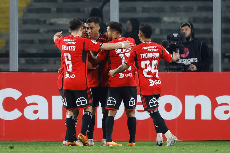 Los albos celebrando un triunfo.