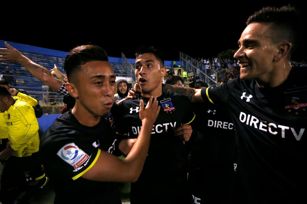 Claudio Baeza festejando con la camiseta de Colo Colo.