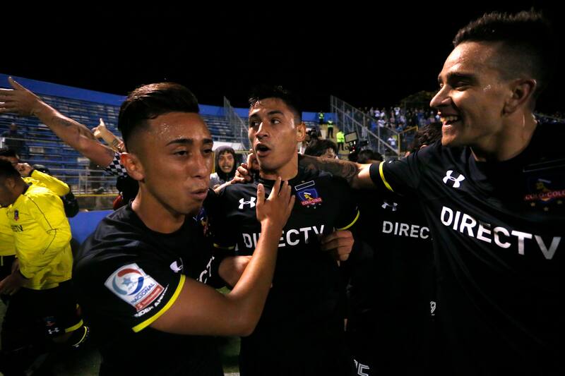 Claudio Baeza festejando con la camiseta de Colo Colo.