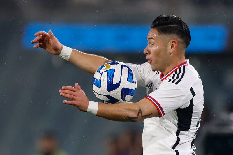 Óscar Opazo controlando el balón con el pecho en partido de Colo Colo. Foto: Aton.