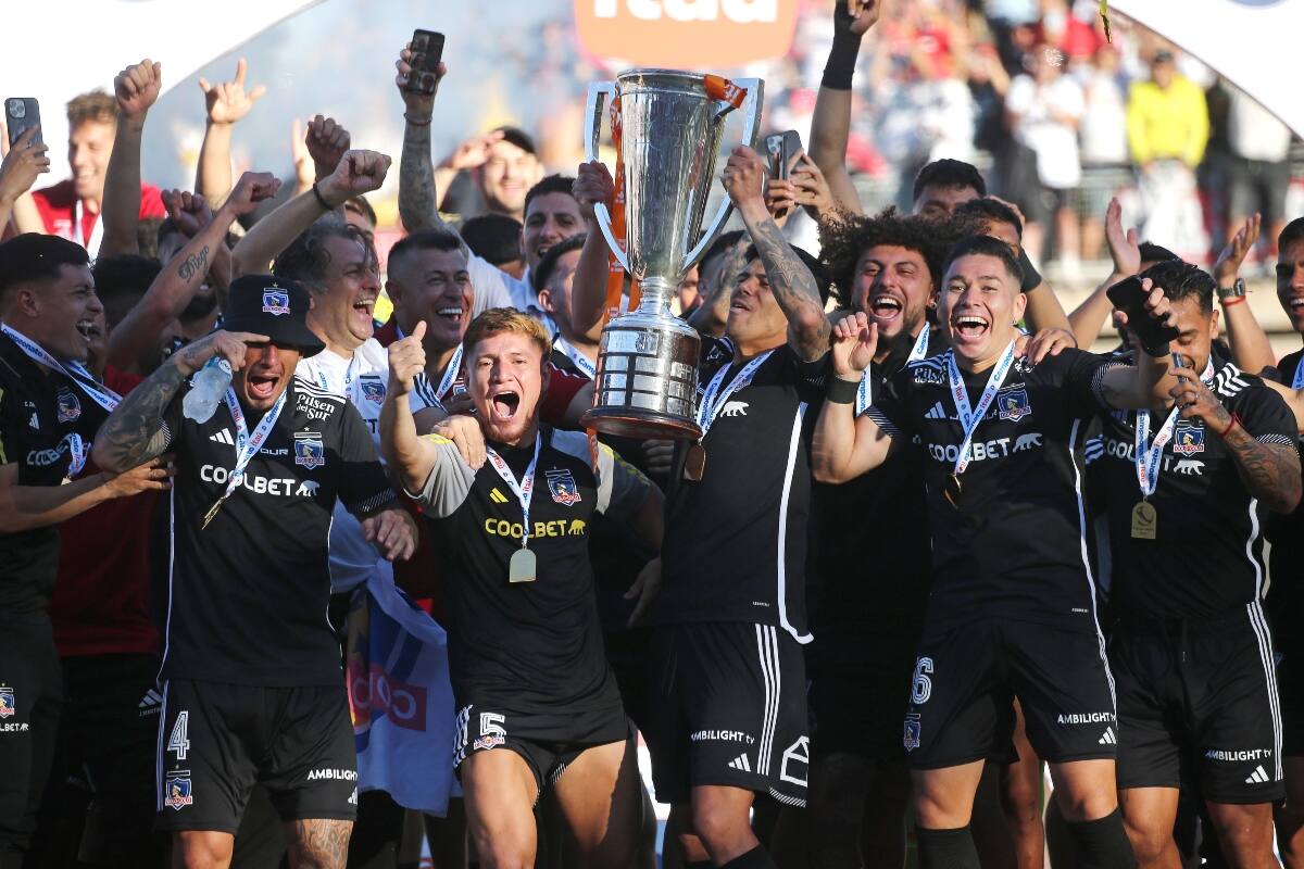 levantando el título del Campeonato Nacional 2024. Foto: Aton.