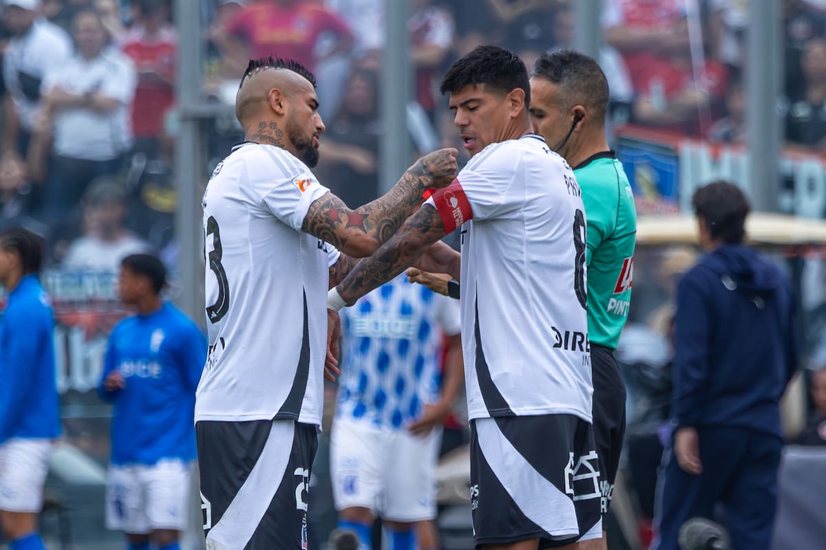 Arturo Vidal pasándole la jineta de capitán a Esteban Pavez ante la UC. Foto: Agencia ATON.