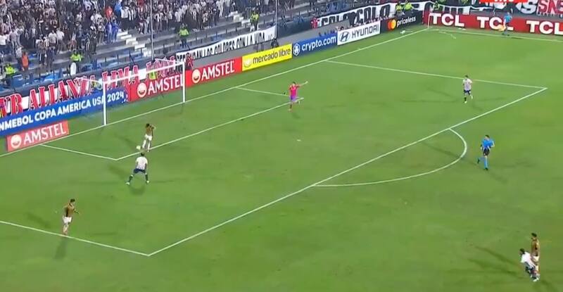 El grosero error de Esteban Pavez para el gol de Alianza Lima.