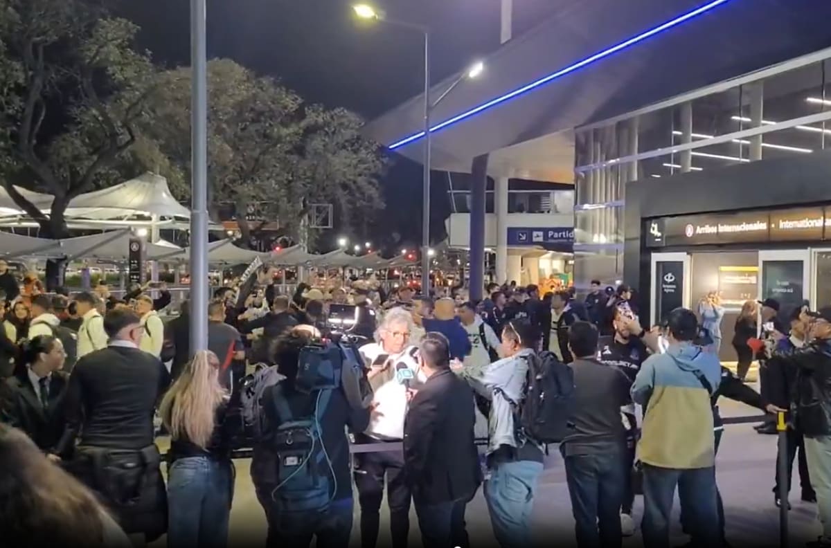 VIDEO | Fervor popular: Colo Colo llegó a Buenos Aires y así lo recibieron en el aeropuerto