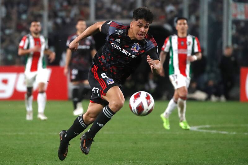 Damián Pizarro en el partido contra Palestino.