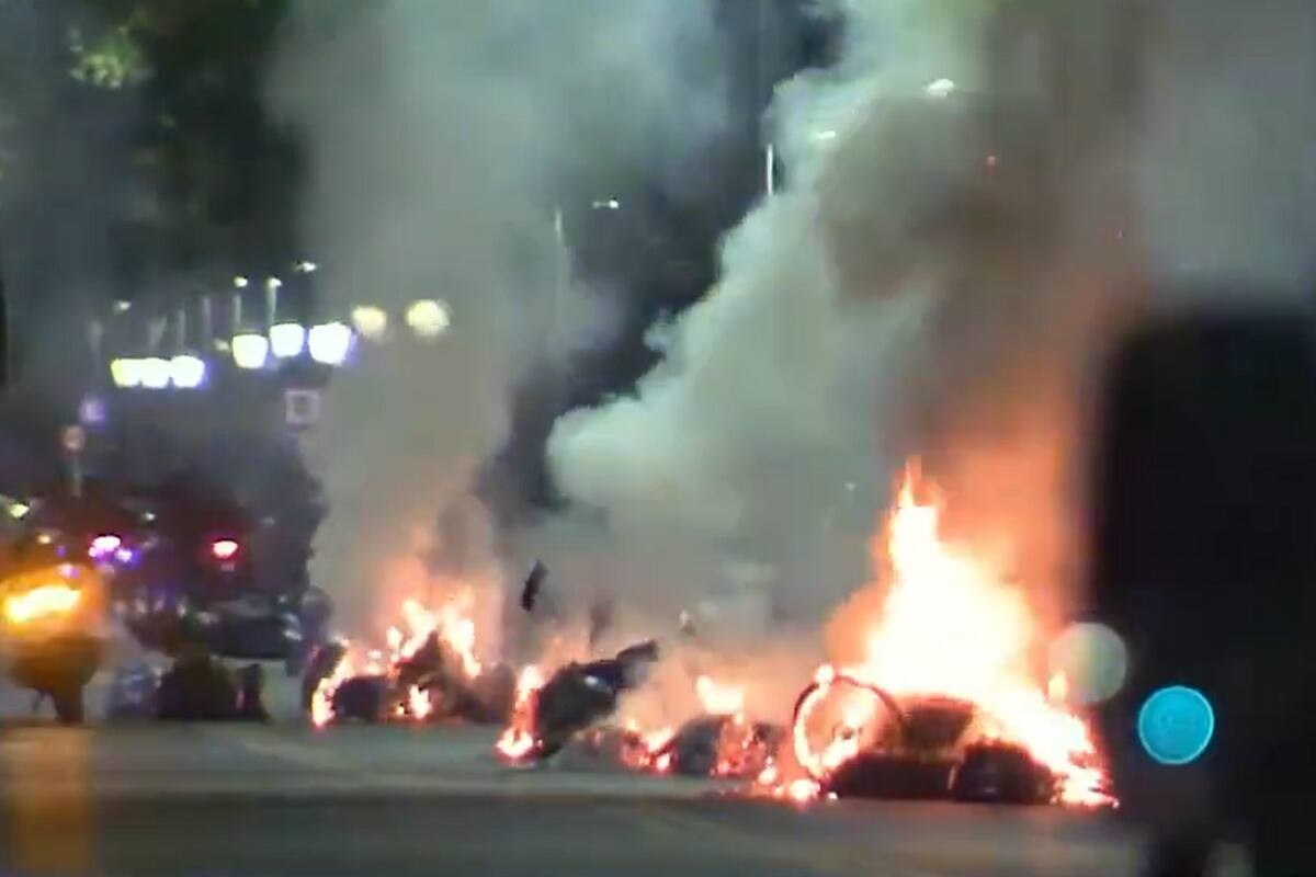 Hinchas del Cacique prendieron fuego en Puerto Madero.
Créditos: Pantallazo
