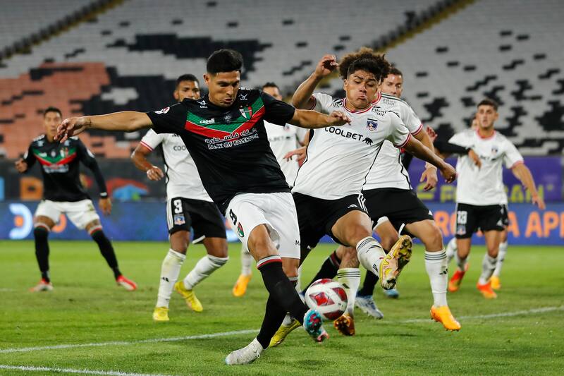 Maximiliano Salas contra Colo Colo.