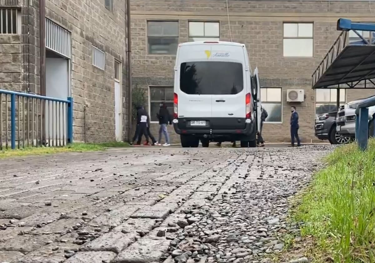 Así llegaron los jugadores del cuadro albo a declarar por las licencias falsas.