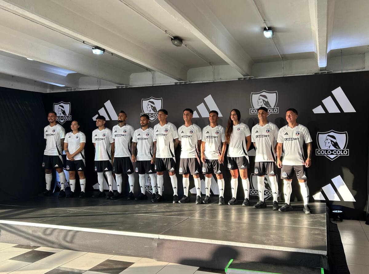 Los jugadores y jugadoras del Cacique con la indumentaria 2025.