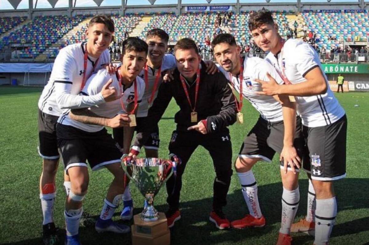 Matías Ferrari, Bryan Soto, Pedro Navarro y Ethan Espinoza como campeones de la Sub 21 en 2019. (Foto: Colo Colo)