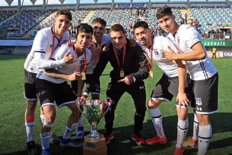 Matías Ferrari junto a Bryan Soto, Pedro Navarro y Ethan Espinoza como campeones de la Sub 21 en 2019. (Foto: Colo Colo)