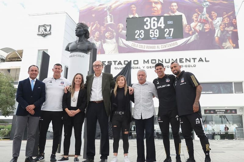 Jaime Pizarro, Jorge Almirón, Tatiele Silveira, Alfredo Stöhwing, Yanara Aedo, Carlos Caszely, Esteban Pavez y Arturo Vidal en la presentación del nuevo contador de días para el Centenario. Foto: Prensa Colo Colo.