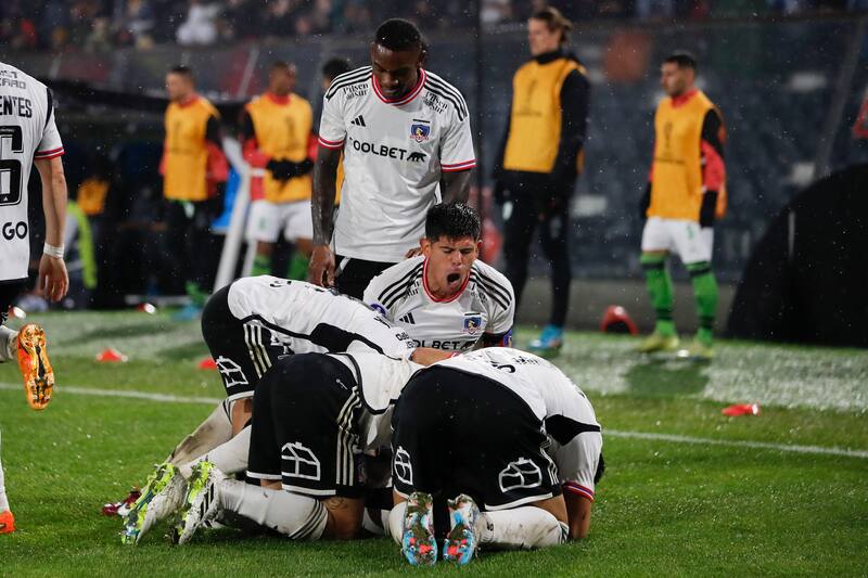 Los jugadores de Colo Colo celebrando.