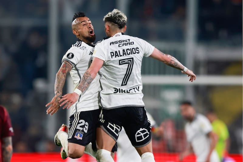 Arturo Vidal festeja el gol del empate con Carlos Palacios. Foto: Agencia Aton.