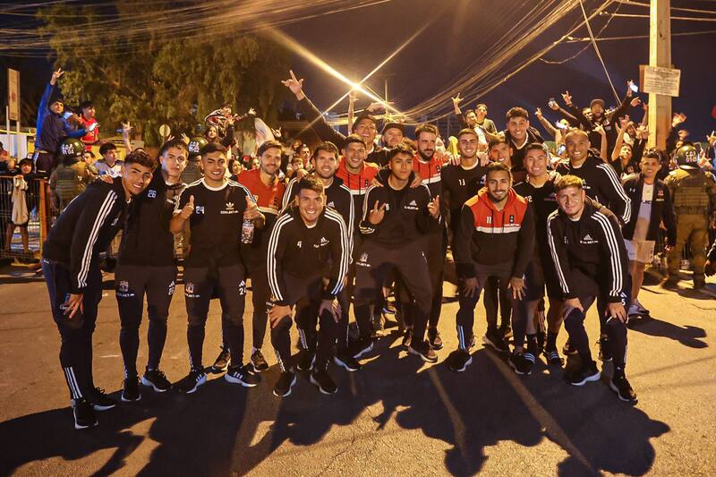 Los albos disfrutaron en su primera noche en Calama con los hinchas que los acompañaron en la concentración. (Foto: @ColoColo)
