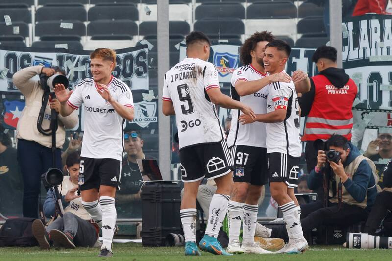 Los albos viajaron con 21 jugadores a Calama para enfrentar a Cobreloa. (Foto: Agencia Aton)