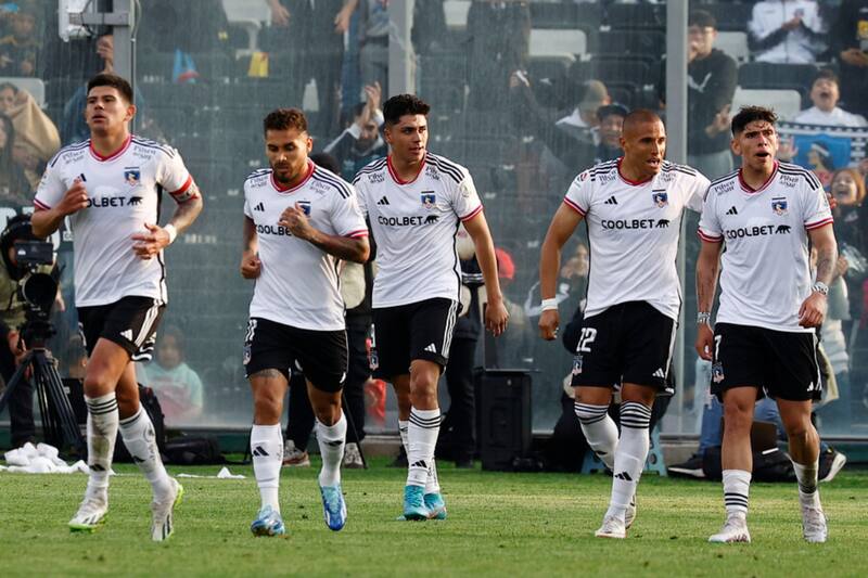 mira el mercado de entrenadores pensando en la temporada 2024 (Foto: Photosport)