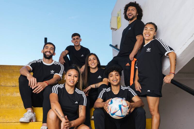 Las figuras albas de los equipos masculinos y femeninos posaron con la nueva línea urbana del cuadro popular. (Foto: Adidas Chile)