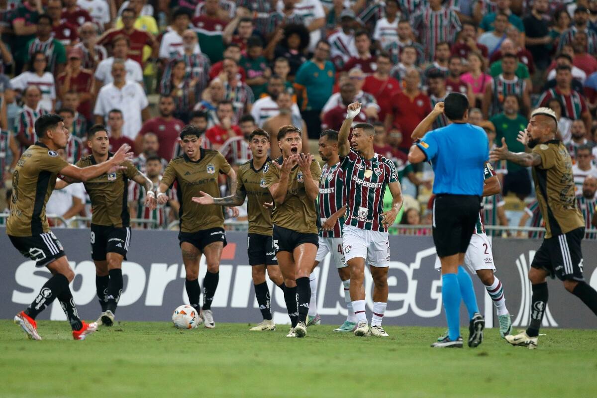 reclamando el gol anulado.