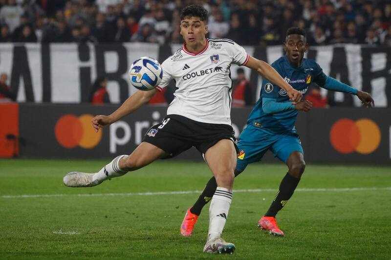 Damián Pizarro recibió largas palabras de Carlos Caszely. (Foto: Agencia Aton)