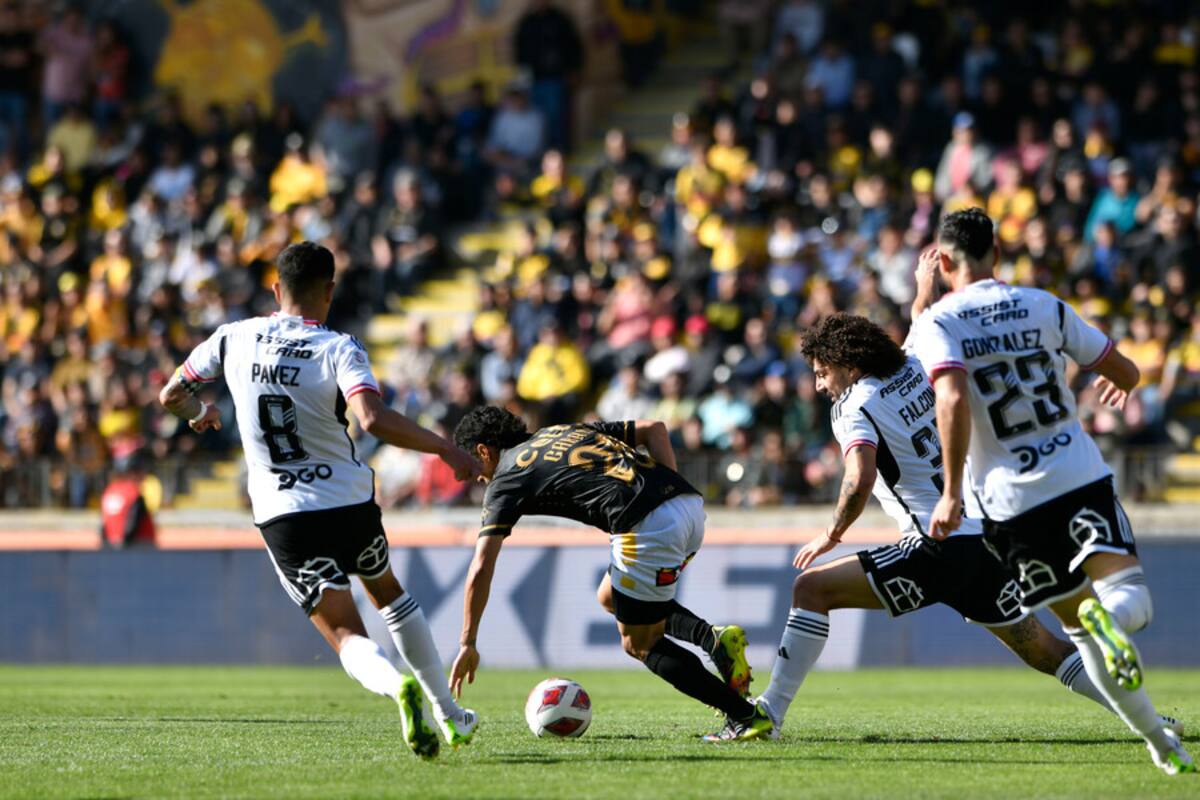 Maximiliano Falcón disputando el balón con Luciano Cabral en el duelo de Coquimbo Unido con Colo Colo. Foto: Aton.