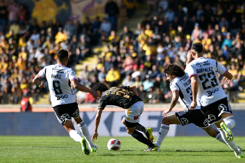 Maximiliano Falcón disputando el balón con Luciano Cabral en el duelo de Coquimbo Unido con Colo Colo. Foto: Aton.