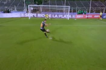 VIDEO | La atajada de Fernando de Paul que le dio a Colo Colo el triunfo por penales ante Olimpia