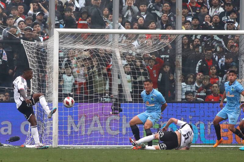 Fabián Castillo erra un gol insólito en la victoria por 2-0 de Colo Colo contra O'Higgins. Foto: Aton.