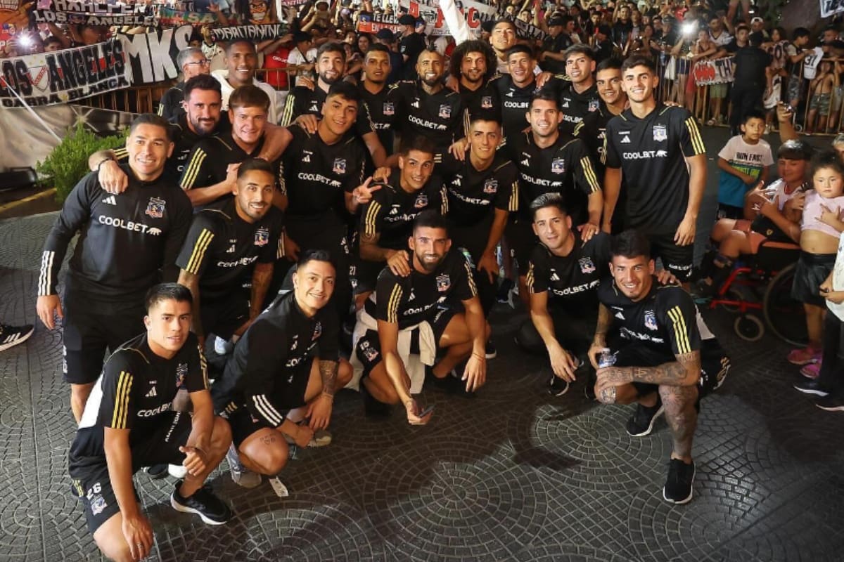 en uno de los banderazos que le realizó la hinchada en el hotel de concentración.