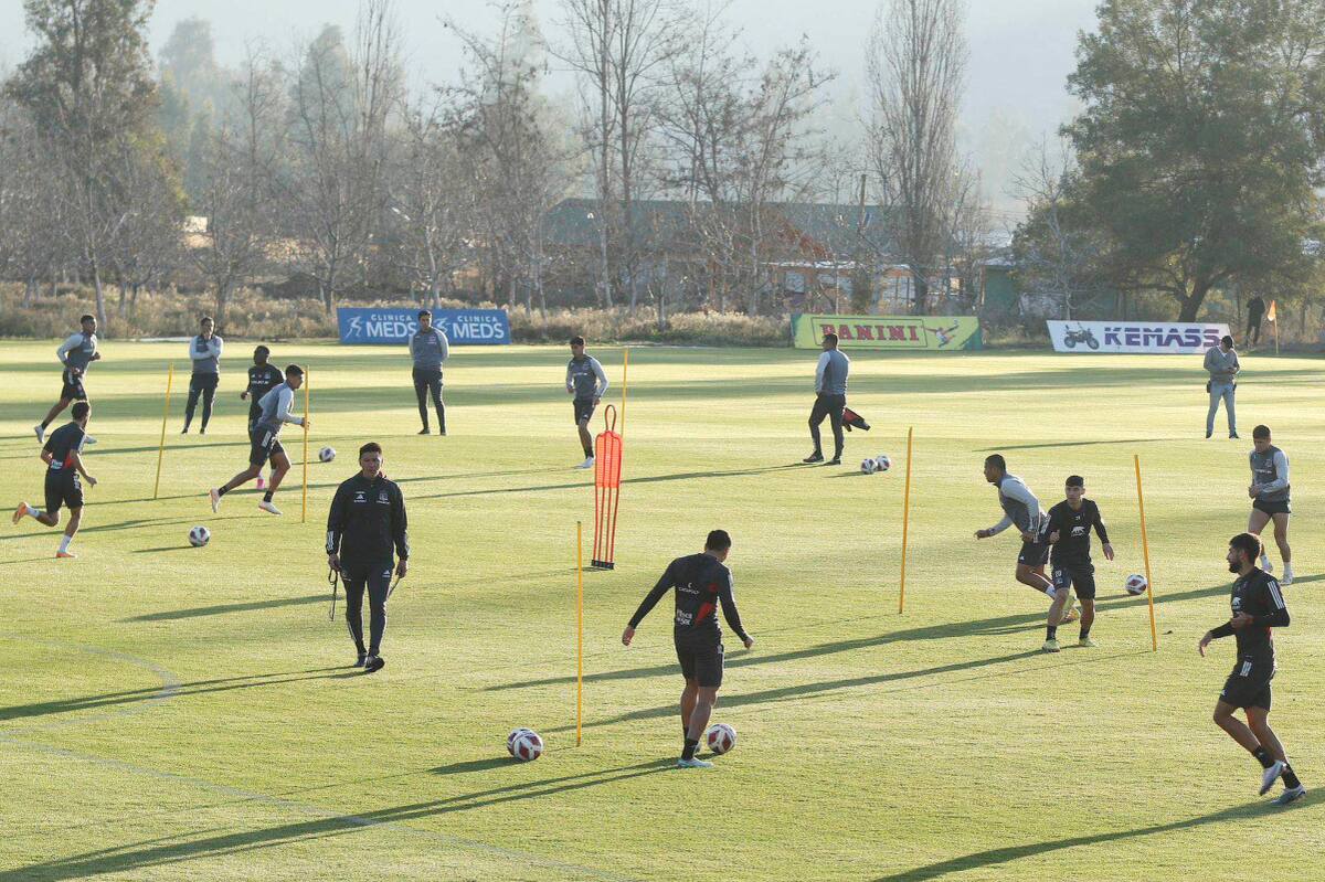El plantel albo realizará su pretemporada en Pirque. (Foto: @sifup)