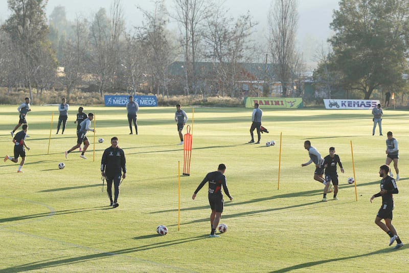 El plantel albo realizará su pretemporada en Pirque. (Foto: @sifup)