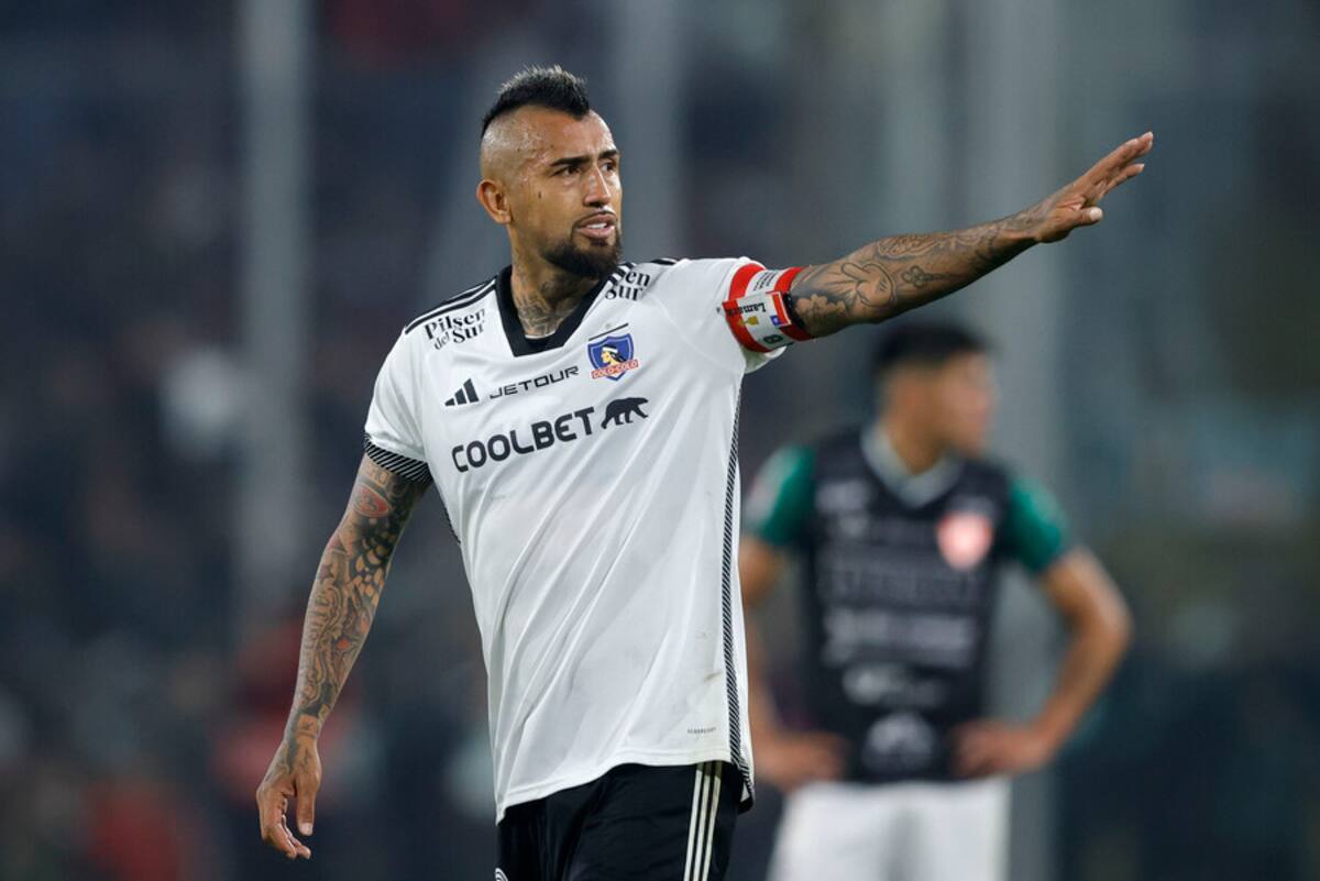 Arturo Vidal con la camiseta de Colo Colo en el Estadio Monumental
