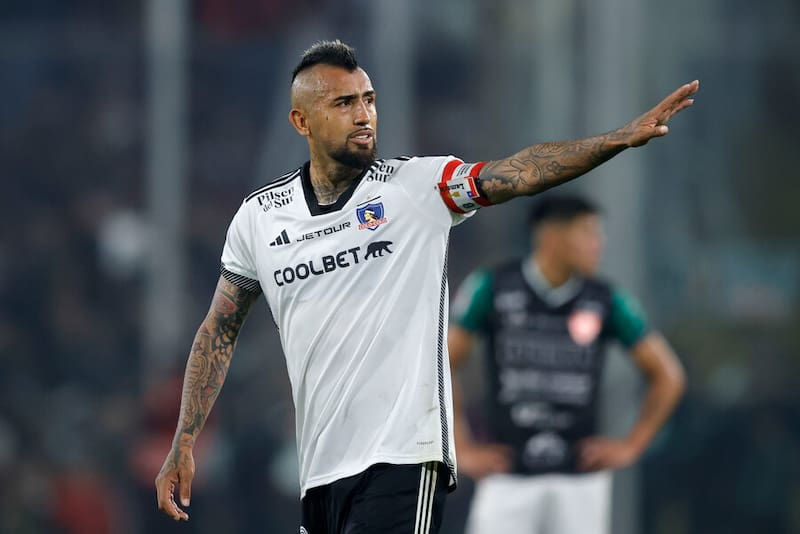 Arturo Vidal con la camiseta de Colo Colo en el Estadio Monumental