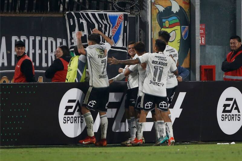 Colo Colo celebrando el gol del triunfo ante Cerro Porteño. Foto: Agencia Aton.